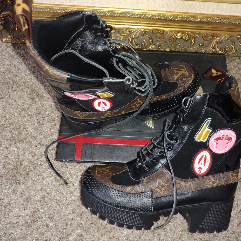 Louis Vuitton Laureate leather biker boots..size 6